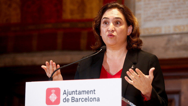 A alcaldesa de Barcelona, Ada Colau, durante a súa comparecencia este domingo no Concello de Barcelona. QUIQUE GARCÍA (EFE)