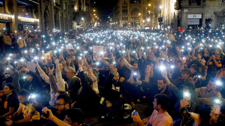 Varios miles de manifestantes independentistas se han concentrado frente a la Jefatura Superior de Policía de Barcelona, en la Via Laietana. QUIQUE GARCÍA (EFE)