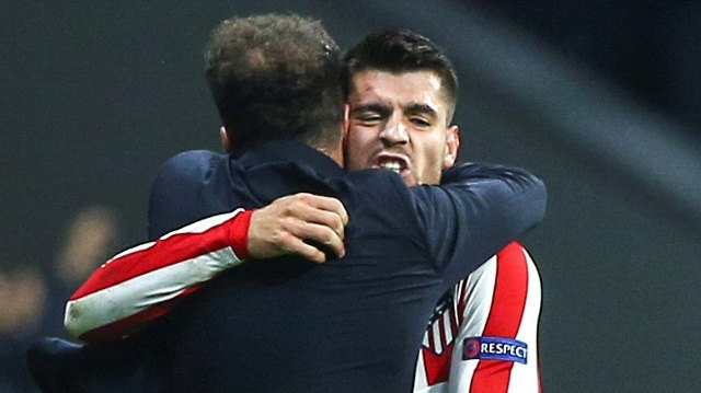 Morata abraza a Simeone tras el tanto del Atlético. RODRIGO JIMÉNEZ (Efe)