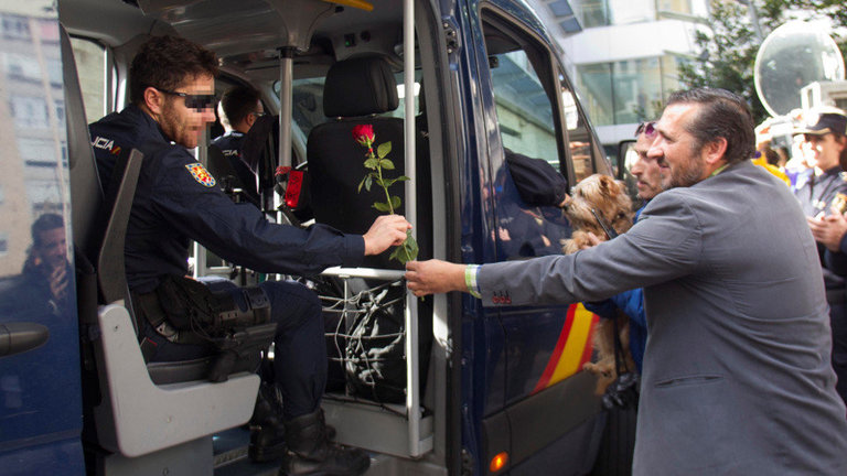 Recibimiento en Vigo a los agentes de las Unidades de Intervención Policial (UIP) destacados en Cataluña. SALVADOR SAS (EFE)