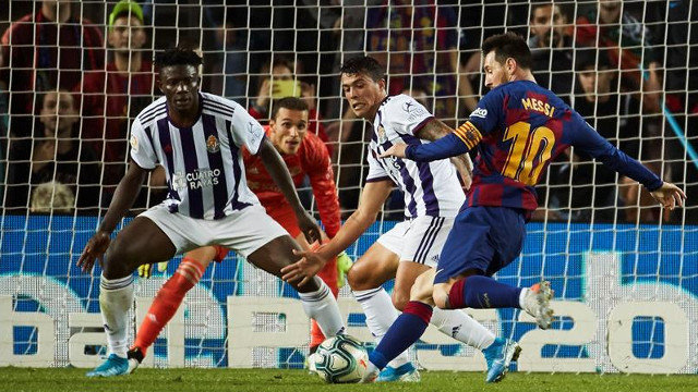 Leo Messi se dispone a golpear el balón ante los defensores del Valladolid. ALEJANDRO GARCÍA