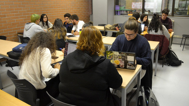 Alumnos trabajando en el videojuego del Códice Calixtino. UVIGO