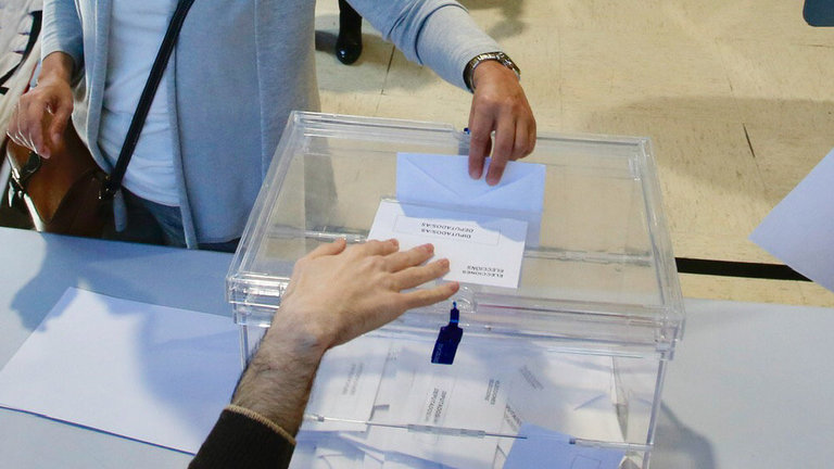 Una electora votando en las pasadas elecciones generales del 28 de abril. GONZALO GARCÍA