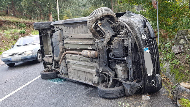El vehículo implicado en el accidente en Redondela. POLICÍA LOCAL