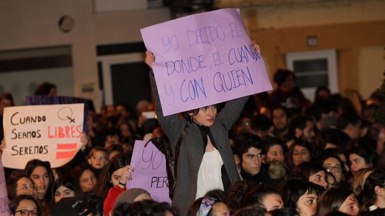 Una joven porta un cartel reivindicativo en una movilización feminista. XESÚS PONTE (ARCHIVO)