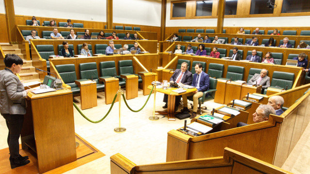 A portavoz parlamentaria de Bildu, Maddalen Iriarte, durante o pleno deste xoves o Parlamento Vasco. DAVID AGUILAR (EFE)