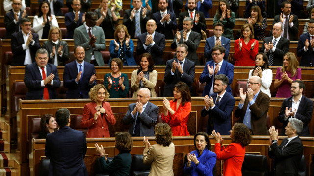 Meritxel Batet recibe el aplauso de sus compañeros del PSOE. EFE