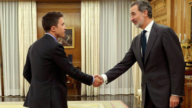 Errejón y Felipe VI se saludan en el Palacio de la Zarzuela. EFE