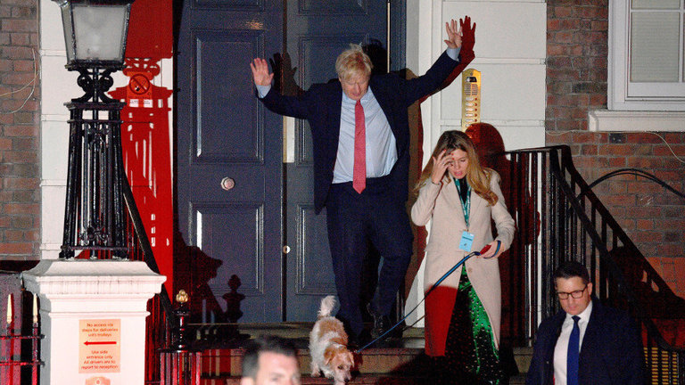 Boris Johnson junto a su pareja, Carrie Symonds, después de lograr la victoria. NEIL HALL (EFE)