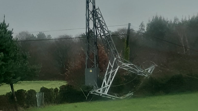 Poste de tendido eléctrico afectado por el temporal en Galicia. EP