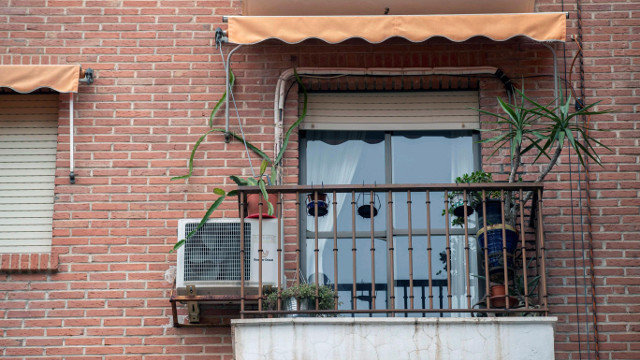 Vista da vivenda no número 10 da Praza da Candelaria de Murcia na que se investiga un caso de suposta violación. MARCIAL GUILLÉN (EFE)