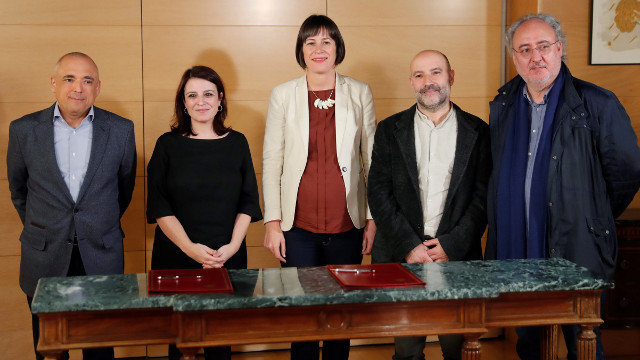 Firma del acuerdo entre PSOE y BNG. EFE