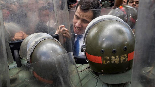 Guaidó y otros diputados opositores ingresaron por la fuerza al Parlamento venezolano. MIGUEL GUTIÉRREZ (EFE)