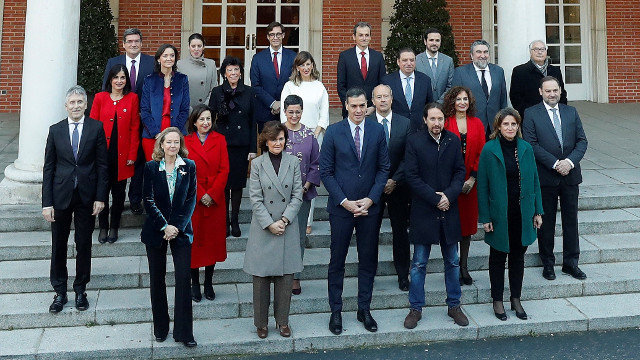 Sánchez posa con los ministros antes de su primera reunión. EFE