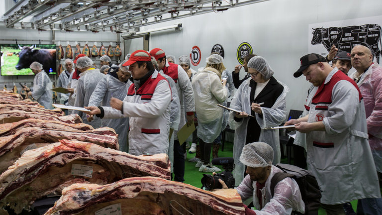 Cata visual de las carnes en las instalaciones de Discarlux. Álvaro Fernández. Cedida