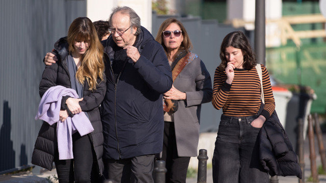 Joan Manuel Serrat xunto ás fillas de Sabina, Carmela e Rocío. EUROPA PRESS