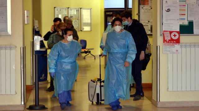 Trabajadores en un hospital de la localidad italiana de Codogno. EFE