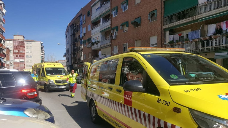 Ambulancias delante del edificio en el que se produjo el asesinato machista de Fuenlabrada. EFE