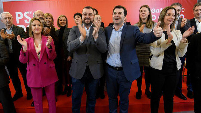 Caballero, con dirigentes del PSOE lucense. LAURA CAMPOS