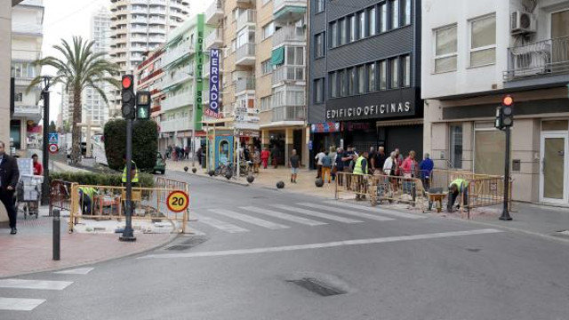 Obras de instalación das balizas semafóricas nunha rúa de Benidorm. CONCELLO