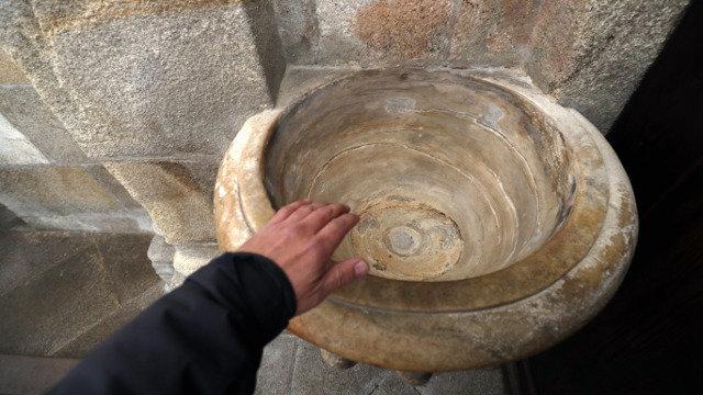 Pilas de agua bendita vacías en la catedral de Lugo. XESÚS PONTE