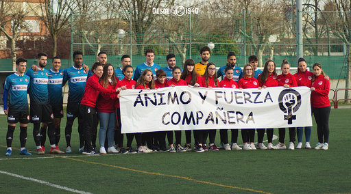 O persoal da SD Logroñés mostrou o seu apoio á súa compañeira cunha pancarta. TWITTER