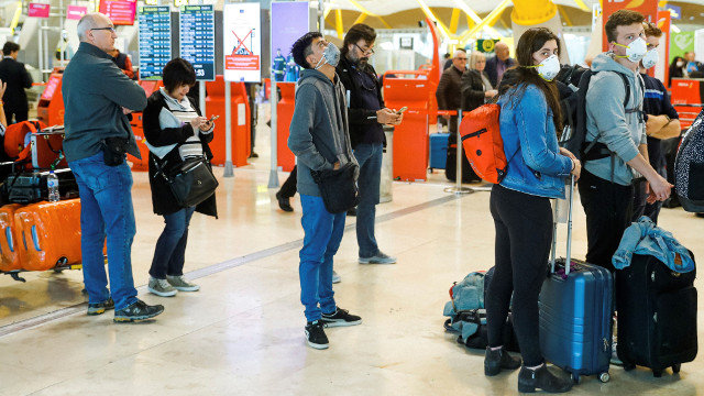 Viajeros con mascarillas en el aeropuerto en Madrid. EFE