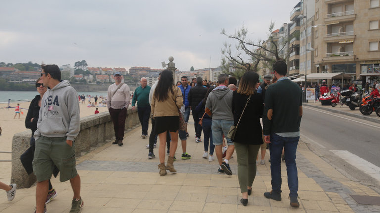 Imagen de archivo de un grupo de turistas en el paseo de Silgar. ADP