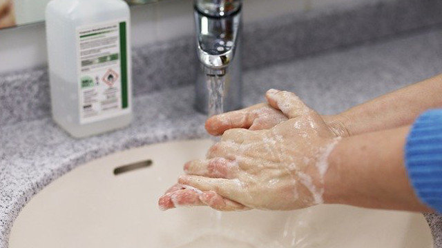 Lavarse las manos con frecuencia, una de las prácticas fundamentales para evitar el contagio PIXABAY