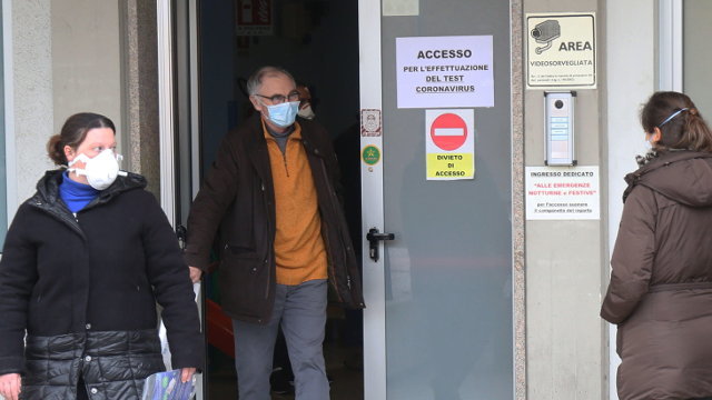 Varias personas salen de hacerse el test del coronavirus en Italia.NICOLA FOSSELLA (Efe)