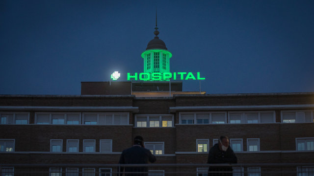 El Hospital Universitario VIrgen del Rocío ilumina su cúpula de verde como símbolo de resiliencia para los profesionales y ciudadanos.