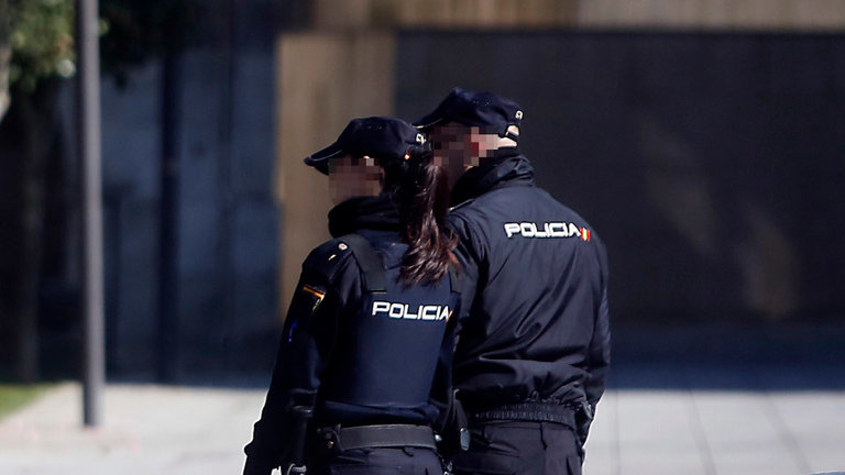 Dos agentes de la Policía Nacional, patrullando durante el estado de alarma. JAVIER CERVERA-MERCADILLO