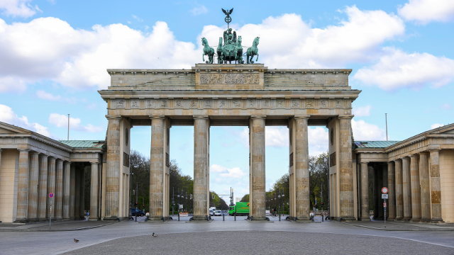 La Puerta de Brademburgo, en la inusualmente desierta Plaza de París, en Berlín. OMER MESSINGER (Efe)