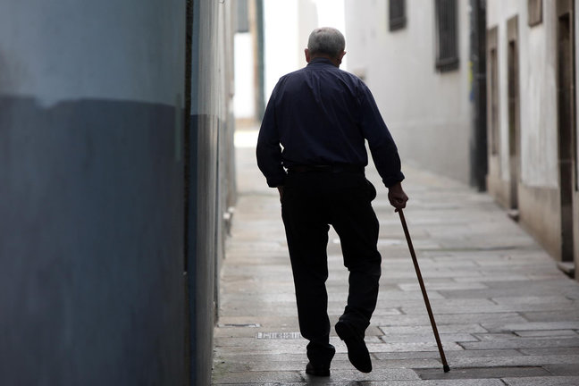 Una persona mayor paseando. ARCHIVO