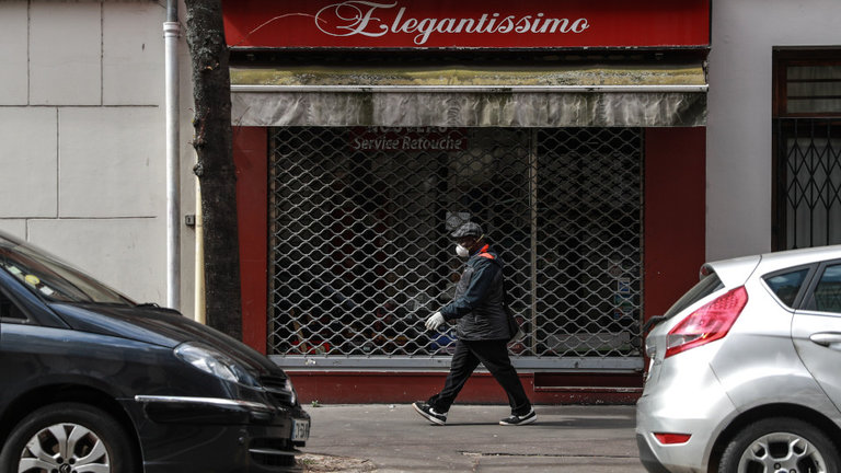 Una tienda de moda de París, cerrada por el coronavirus. MOHAMMED BADRA (EFE)