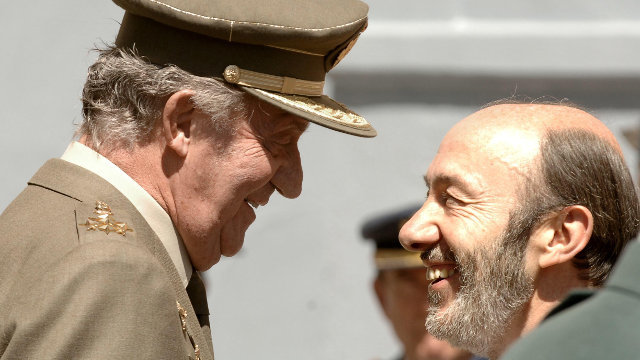 El rey Juan Carlos y Alfredo Pérez Rubalcaba. AEP