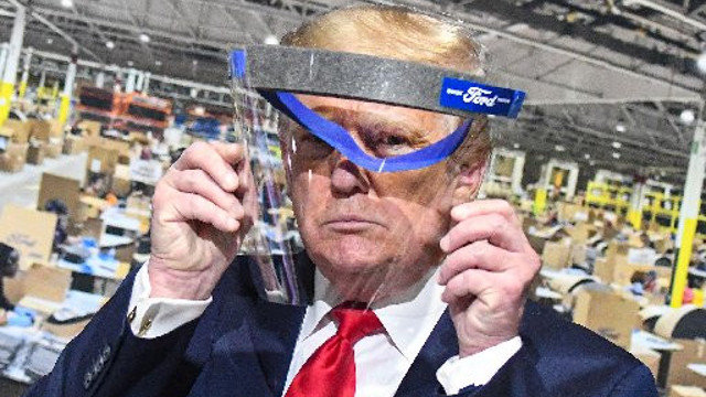 Trump con una máscara.