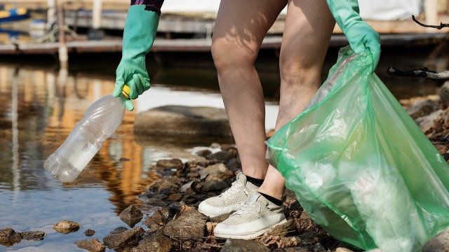 Las impactantes imágenes de islas de plástico y ríos sepultados bajo envases provocaron una reacción social y dieron pie a numerosas iniciativas sociales en todo el planeta.