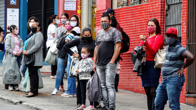 Persoas con máscaras esperan  para tomar un bus en Sao Paulo (Brasil). EFE