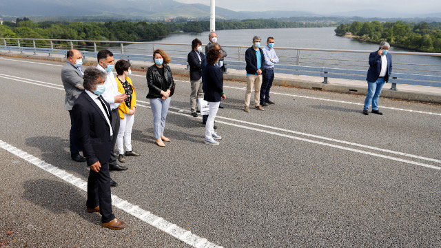 Protesta de los alcaldes en el puente que une Tomiño y Vilanova da Cerveira. EP