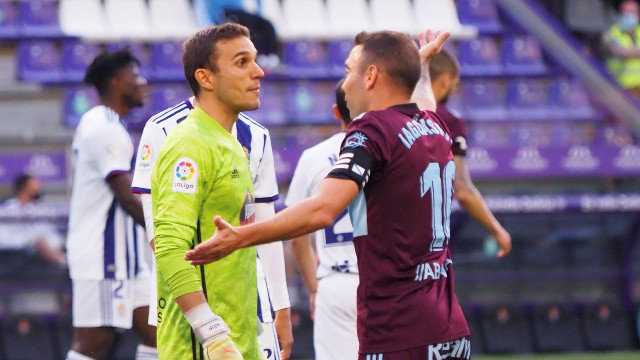 Iago Aspas conversa co gardameta do Real Valladolid, Masip. EFE