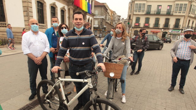 RAFA 11,00 horas O candidato do PSdeG á presidencia da Xunta, Gonzalo Caballero, achégase en bicicleta á Praza de España, onde ofrecerá declaracións aos medios.
