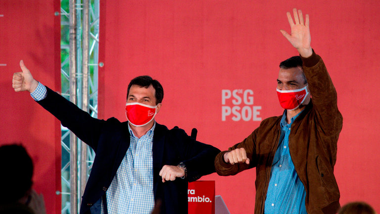 Gonzalo Caballero y Pedro Sánchez, durante el mitin de campaña celebrado en el Jardín del Posío de Ourense. BRAIS LORENZO (EFE)