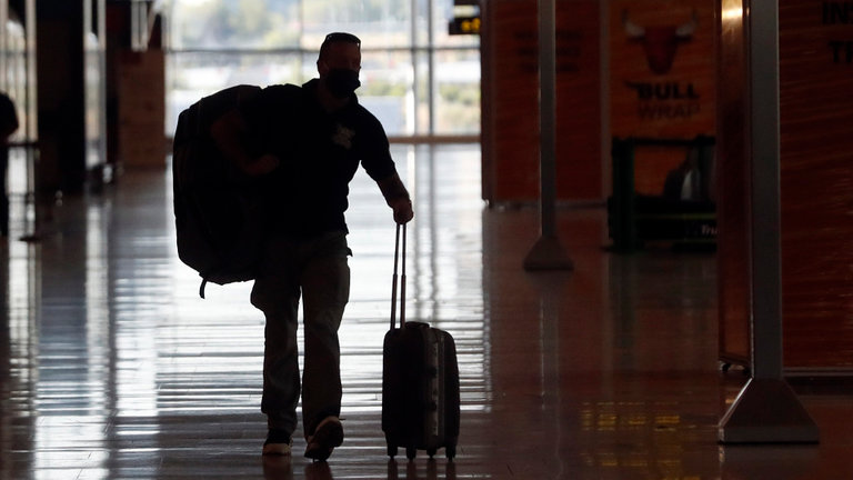 Un pasajero en el Aeropuerto de Madrid-Barajas Adolfo Suárez. J.J. GUILLÉN (EFE)