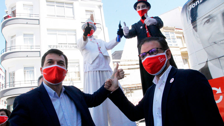 Gonzalo Caballero, acompañado del alcalde de Ferrol, Ángel Mato. KIKO DELGADO (EFE)