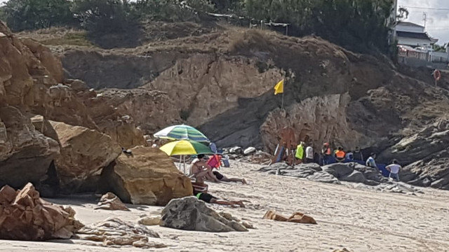 Efectivos atendiendo al hombre en la playa de Remior de Barreiros. AMA