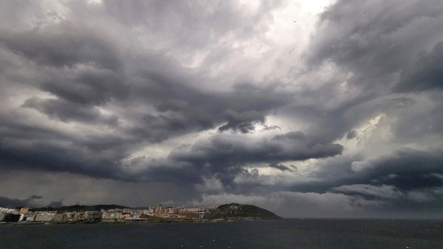 Nubes este jueves en el cielo de A Coruña. EFE