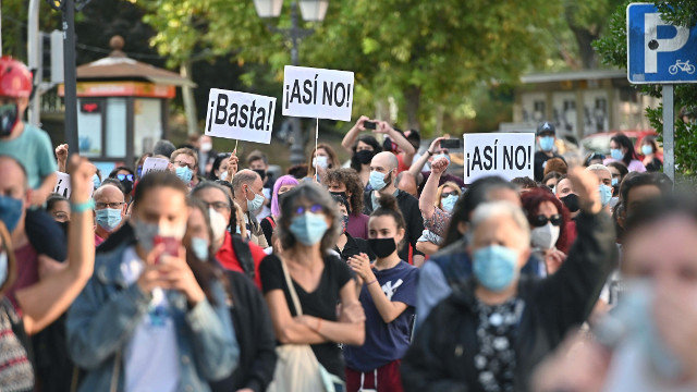 Manifestación de vecinos del barrio madrileño de Usera contra las medidas de confinamiento impuestas. FERNANDO VILLAR (EFE)