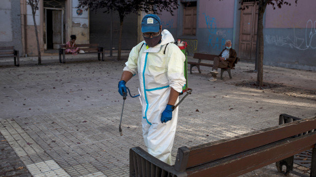 Un operario del Ayuntamiento de Ourense realiza labores de desinfección en la plaza de O Couto. BRAIS LORENZO (EFE)