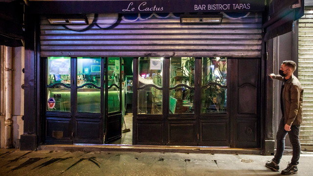 Coas actuais restricións, os bares de París están obrigados a pechar antes das 10 da noite. EFE